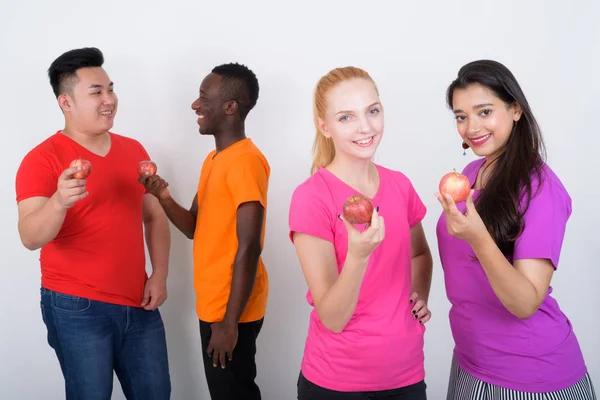 Estúdio tiro de feliz grupo diversificado de multi amigos étnicos smili — Fotografia de Stock