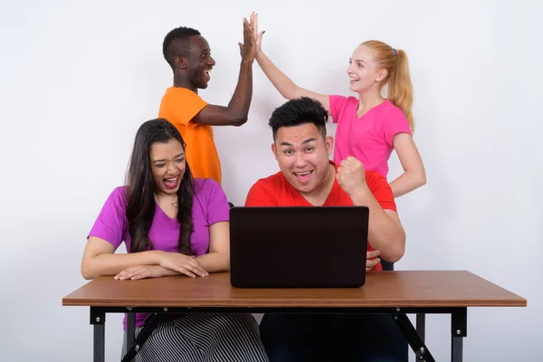 Estúdio tiro de feliz grupo diversificado de multi amigos étnicos smili — Fotografia de Stock