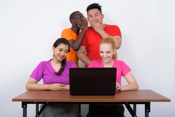 Gelukkig diverse groep van etnische vrienden multi glimlachen tijdens het gebruik van — Stockfoto