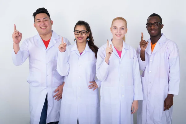 Estudio toma de feliz diverso grupo de multi étnicos médicos smili —  Fotos de Stock