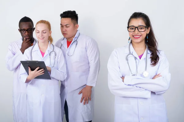 Estudio de la joven mujer india feliz médico con los brazos cruzados —  Fotos de Stock