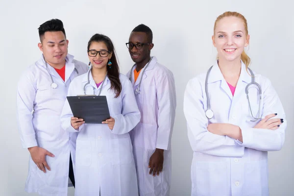 Estudio de la joven médico feliz con los brazos cruzados y di —  Fotos de Stock