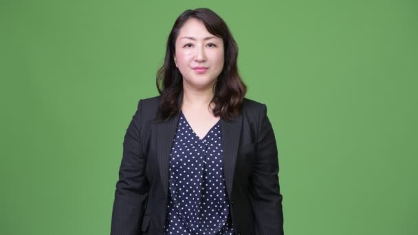 Rijpe mooie Aziatische zakenvrouw met gekruiste armen — Stockvideo