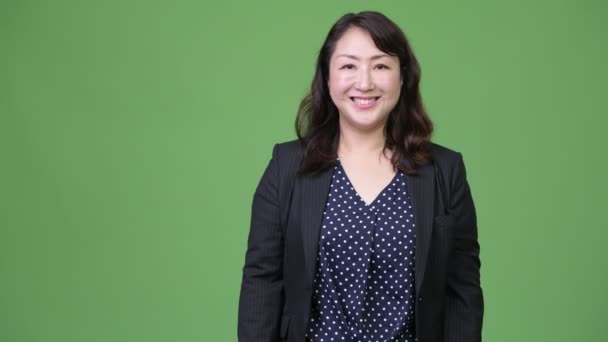 何かを示す成熟した美しいアジア女性実業家 — ストック動画