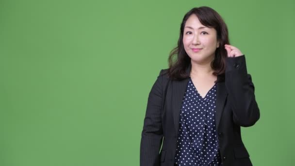 Rijpe mooie Aziatische zakenvrouw tonen iets — Stockvideo