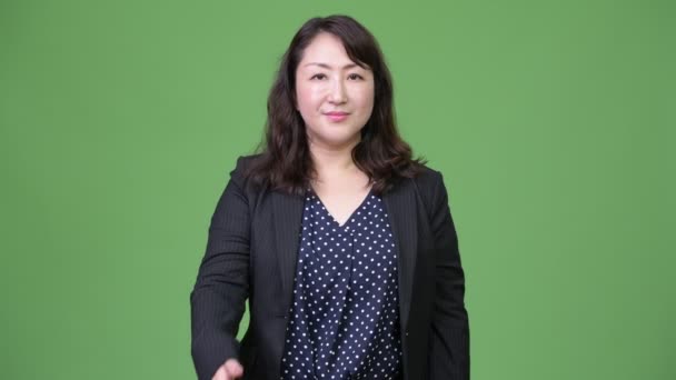 Зрелая красивая азиатская бизнесвумен, пожимающая руку — стоковое видео