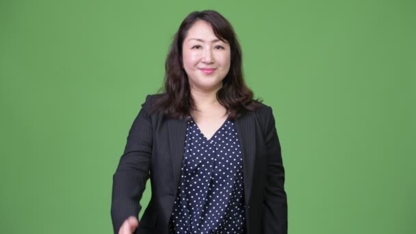Reif schön asiatisch unternehmerin giving handshake — Stockvideo