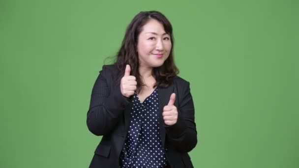 Зрелая красивая азиатская бизнесвумен подает большие пальцы вверх — стоковое видео