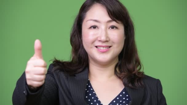 Yaşasın vererek olgun güzel Asya iş kadını — Stok video