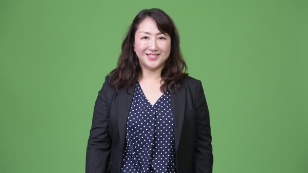 मेच्यूर सुंदर एशियन व्यवसाय महिला पॉइंटिंग बोट अप — स्टॉक व्हिडिओ