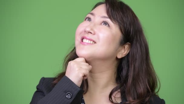 Volwassen gelukkig mooie Aziatische zakenvrouw glimlachen terwijl denken — Stockvideo