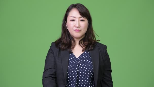 Rijpe mooie Aziatische zakenvrouw die betrekking hebben op mond als drie verstandig apen concept — Stockvideo