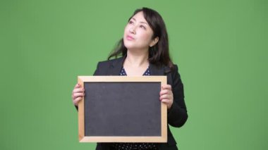 Olgun güzel Asya işkadını Blackboard gösterilen süre düşünme