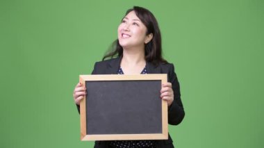 Olgun güzel Asya işkadını Blackboard gösterilen süre düşünme