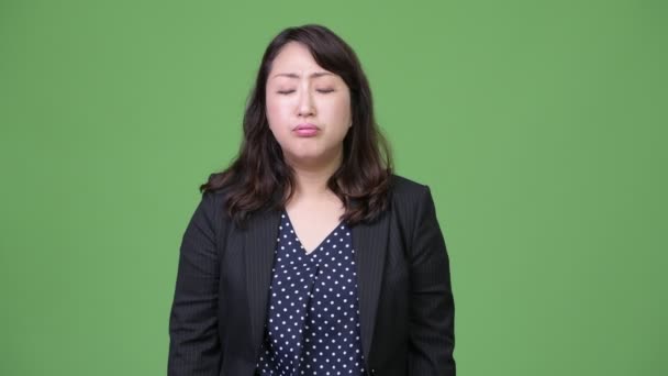 Zralé krásné asijské podnikatelka, tvářil se znuděně — Stock video