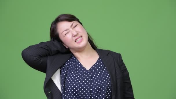 Зрелая красивая азиатская деловая женщина с болью в шее — стоковое видео