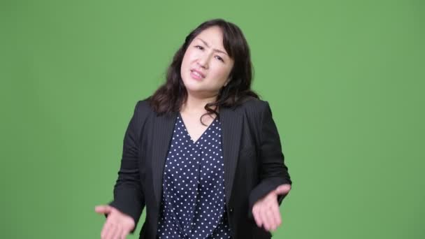 Zralé krásné asijské podnikatelka pokrčil rameny — Stock video