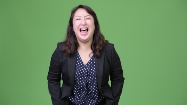 Reife schöne asiatische Geschäftsfrau lachen — Stockvideo