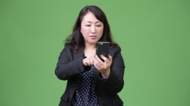 Olgun güzel Asya işkadını telefon kullanırken şok arıyorsunuz