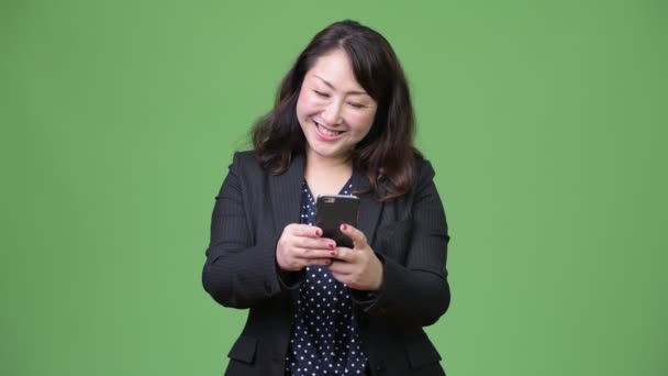 Reif hübsch asiatisch unternehmerin using telefon — Stockvideo