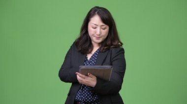 Olgun güzel Asya işkadını dijital tablet kullanma