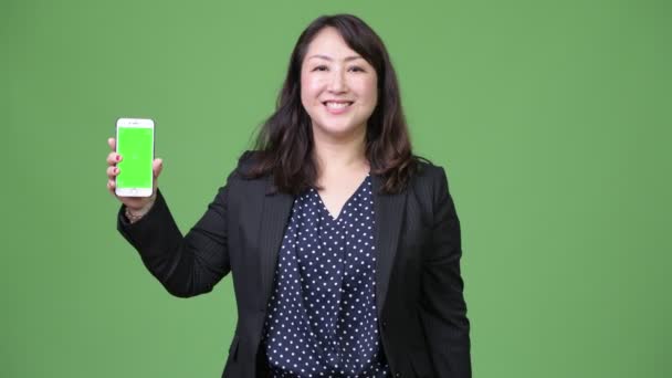 Rijpe mooie Aziatische zakenvrouw weergegeven: telefoon — Stockvideo
