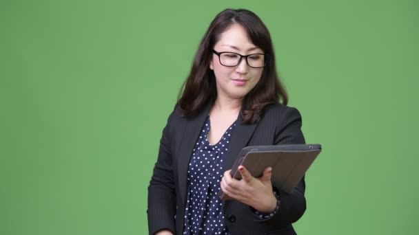 Rijpe mooie Aziatische zakenvrouw met behulp van digitale tablet en het krijgen van slecht nieuws — Stockvideo