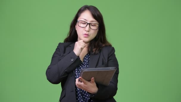 Rijpe mooie Aziatische zakenvrouw met behulp van digitale tablet — Stockvideo