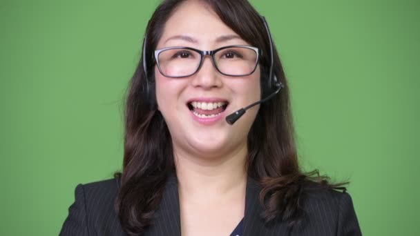 Reife schöne asiatische Geschäftsfrau arbeitet als Callcenter-Repräsentantin — Stockvideo