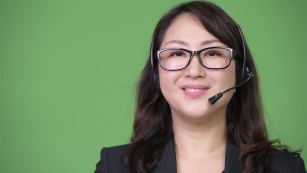Reife schöne asiatische Geschäftsfrau arbeitet als Callcenter-Repräsentantin — Stockvideo