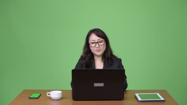 Mature beautiful Asian businesswoman using laptop — Stock Video