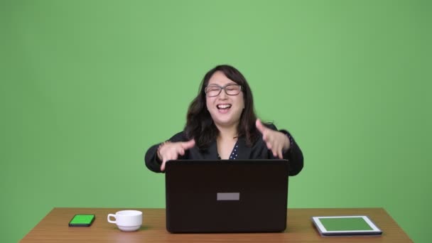 Madura hermosa mujer de negocios asiática utilizando el ordenador portátil — Vídeo de stock