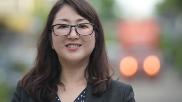 Madura feliz hermosa mujer de negocios asiática sonriendo en las calles al aire libre — Vídeos de Stock