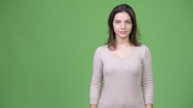 bir şey gösteren genç güzel kadın