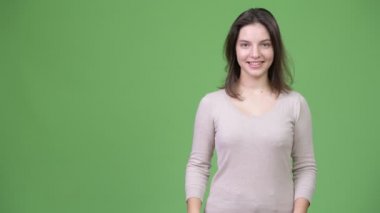 Genç mutlu güzel kadın işaret parmağı ise bir şeyler gösteriyor