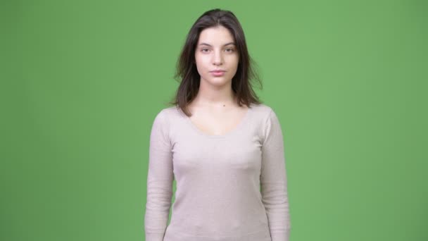 Młoda kobieta piękna, wskazując na aparat — Wideo stockowe