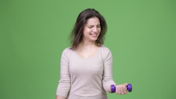 Jeune belle femme exerçant avec des haltères — Video