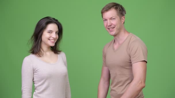 Unga lyckliga par med armar korsade tillsammans — Stockvideo