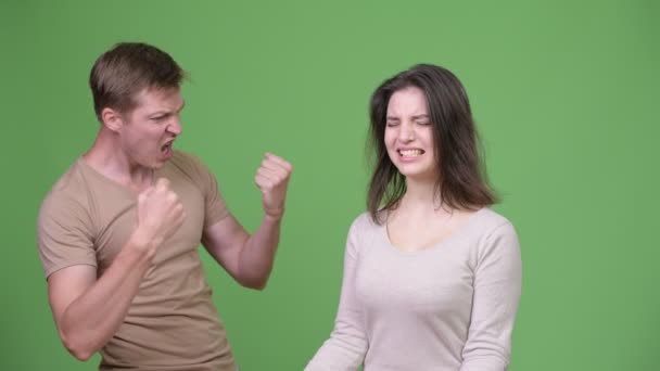 Casal jovem exercitando juntos e torcendo uns aos outros — Vídeo de Stock