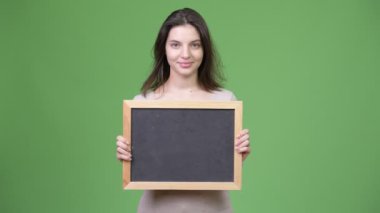 Blackboard tutan genç mutlu güzel kadın