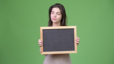 Blackboard tutarken düşünme genç güzel kadın