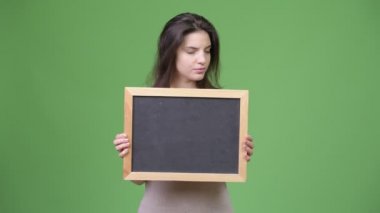 Hayır blackboard tutarak başını sallayarak genç güzel kadın
