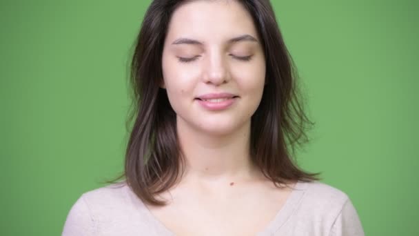 Jovem mulher bonita feliz relaxante com os olhos fechados — Vídeo de Stock