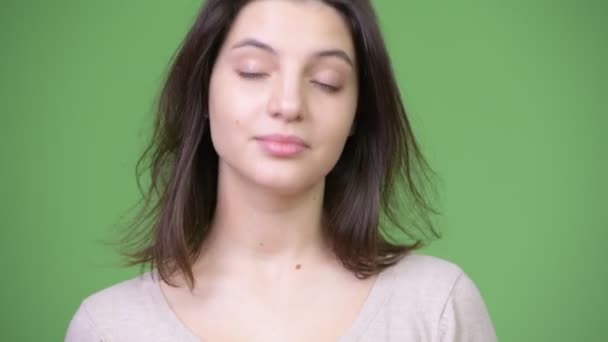 Fiatal gyönyörű nő bólintott igen zöld háttér — Stock videók