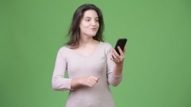 Telefon kullanarak ve Yaşasın vererek genç mutlu güzel kadın