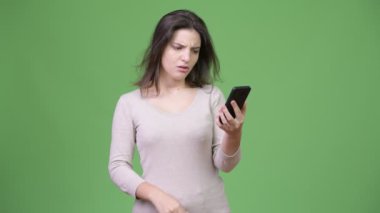 Telefon kullanarak ve aşağı Yaşasın vererek genç güzel kadın