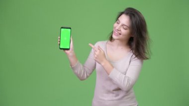 Telefon gösterilen ve parmak işaret genç güzel kadın