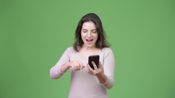 Jeune belle femme utilisant le téléphone et obtenir de bonnes nouvelles — Video