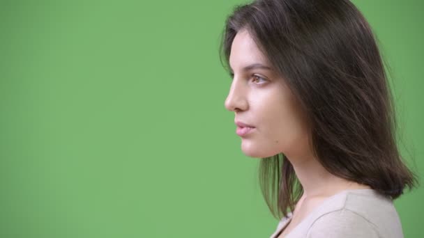 Widok profilu młode piękne kobiety na zielonym tle — Wideo stockowe