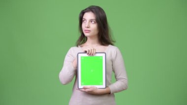 Dijital tablet gösterilen süre düşünme genç güzel kadın